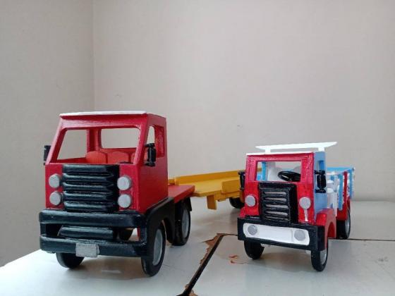Caminhão Prancha Auto Socorro e Transporte + Caminhão Cabine Cara-Chata de brinquedo em madeira