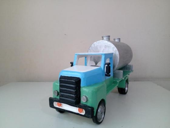 Caminhão tanque de brinquedo em madeira