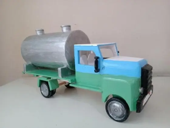 Caminhão tanque de brinquedo em madeira