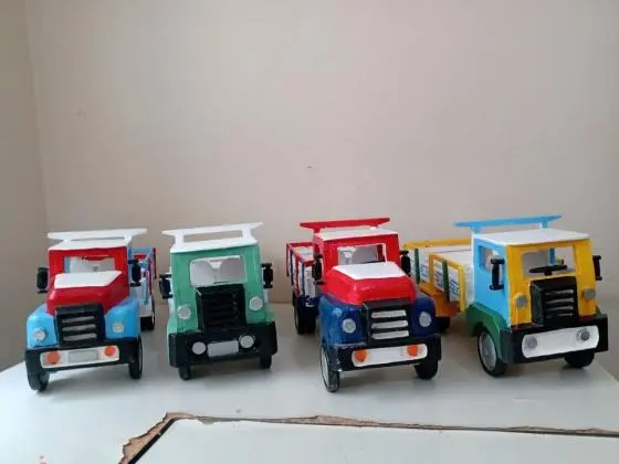 Caminhões de brinquedo em madeira