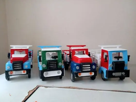 Caminhões de brinquedo em madeira