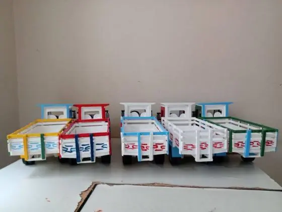 Caminhões de brinquedo em madeira