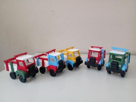 Caminhões de brinquedo em madeira