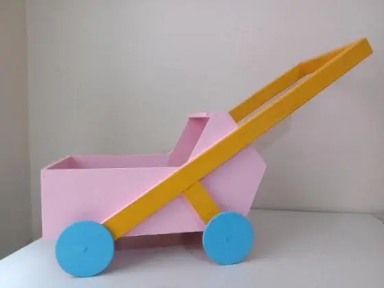Carrinho de boneca em madeira