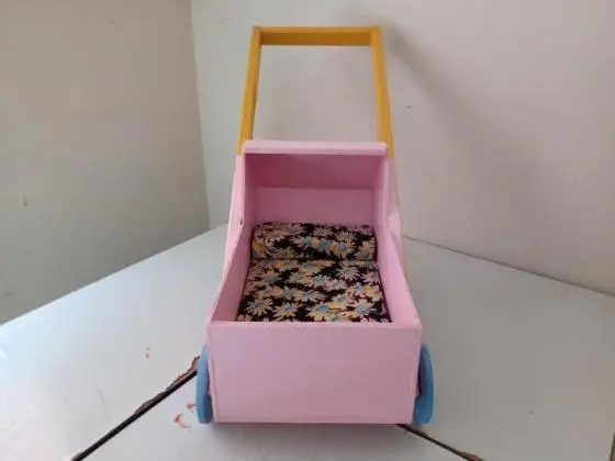 Carrinho de boneca em madeira
