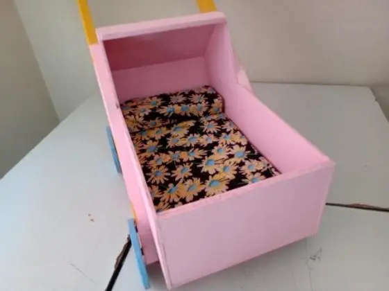Carrinho de boneca em madeira