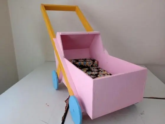 Carrinho de boneca em madeira