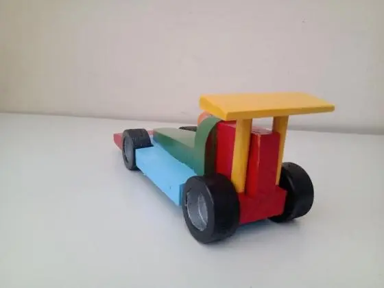 Carrinho Fórmula 1 de brinquedo em madeira
