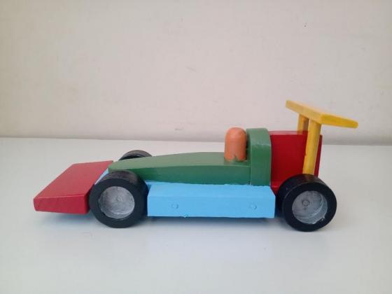 Carrinho Fórmula 1 de brinquedo em madeira