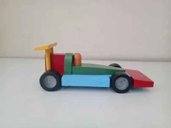 Carrinho Fórmula 1 de brinquedo em madeira