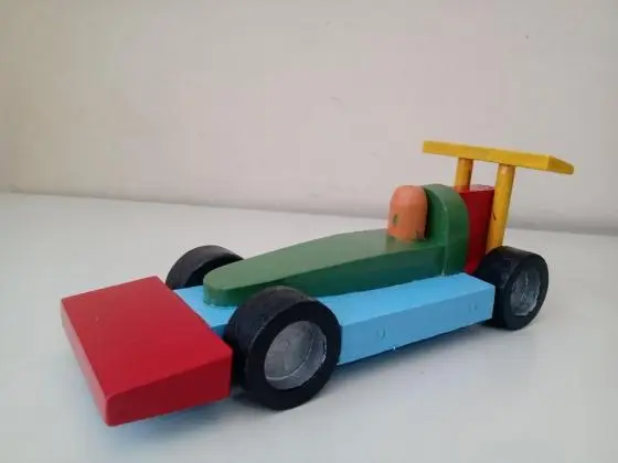 Carrinho Fórmula 1 de brinquedo em madeira