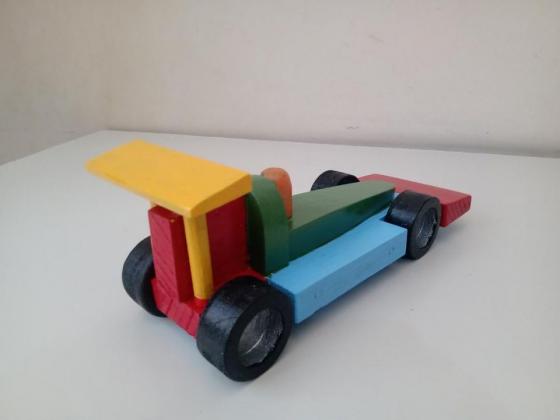 Carrinho Fórmula 1 de brinquedo em madeira