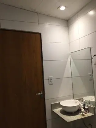 Casa com 5 quartos e 3 banheiros em rua tranquila e próximo ao centro de João Pessoa