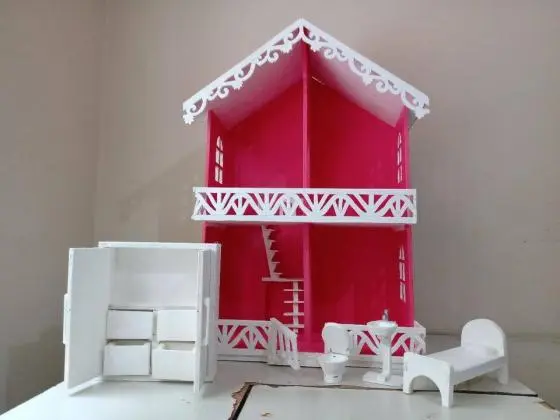 Casinha de bonecas em madeira com 2 andares (mobiliada)