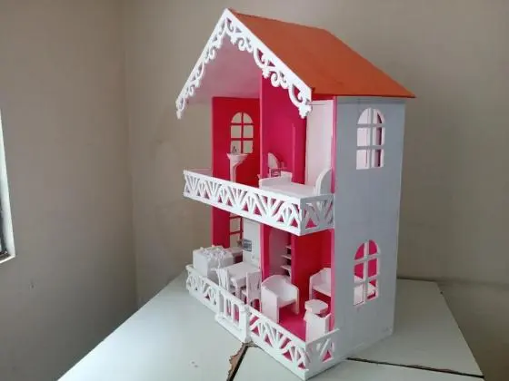 Casinha de bonecas em madeira com 2 andares (mobiliada)