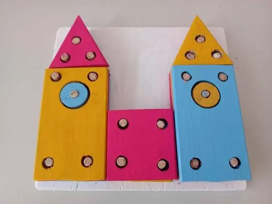 Castelinho educativo com figuras geométricas