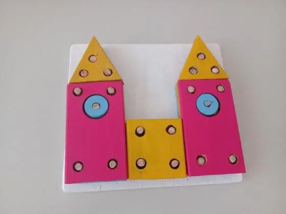 Castelinho educativo com figuras geométricas