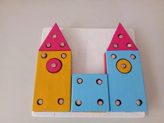 Castelinho educativo com figuras geométricas