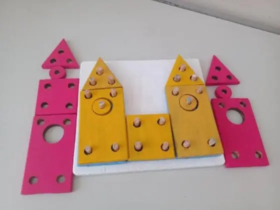 Castelinho educativo com figuras geométricas