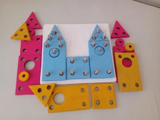 Castelinho educativo com figuras geométricas