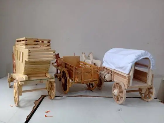 Enfeites de carroças em madeira pura