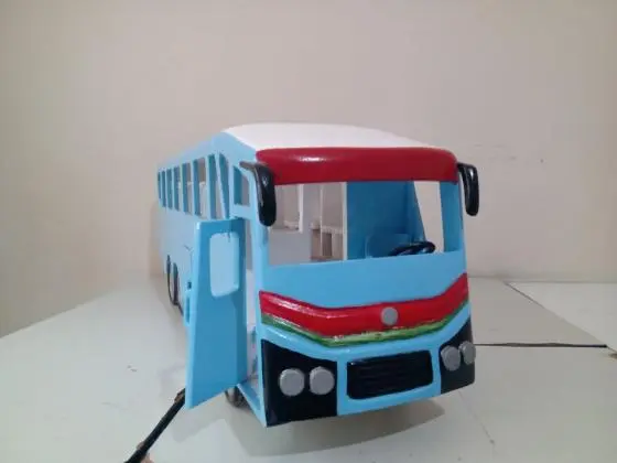 Ônibus de brinquedo em madeira pura