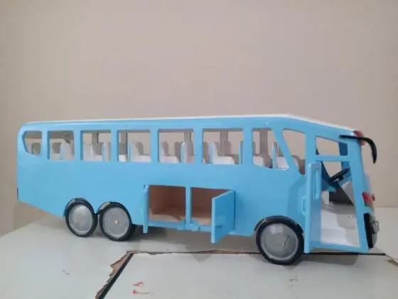 Ônibus de brinquedo em madeira pura