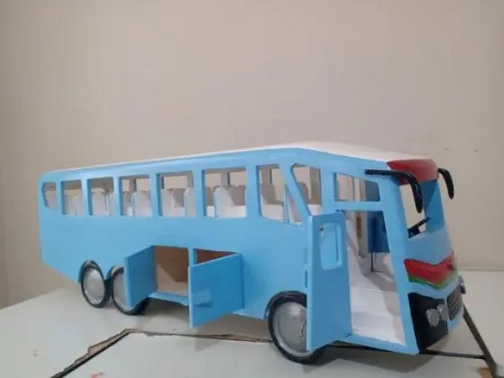 Ônibus de brinquedo em madeira pura
