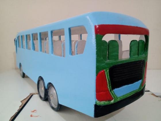 Ônibus de brinquedo em madeira pura