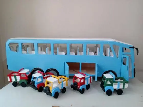 Ônibus de brinquedo em madeira pura