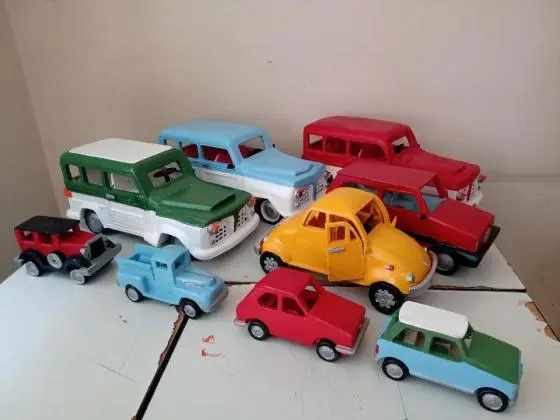 Réplicas e Miniaturas de carros antigos ou atuais em madeira