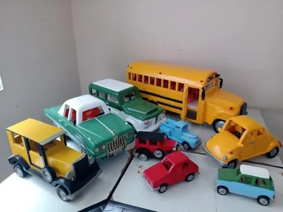 Réplicas e Miniaturas de carros antigos ou atuais em madeira