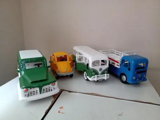 Réplicas e Miniaturas de carros antigos ou atuais em madeira