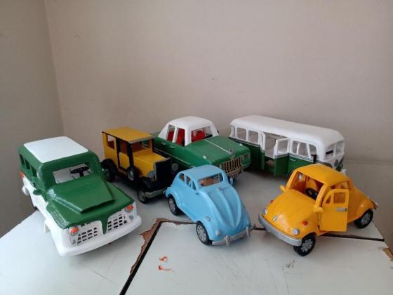 Réplicas e Miniaturas de carros antigos ou atuais em madeira