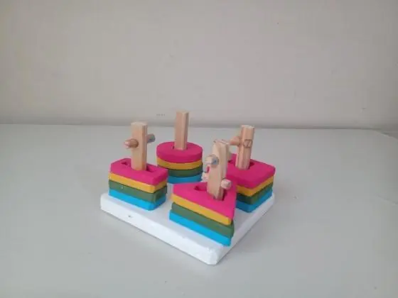 Torres de encaixe com figuras geométricas