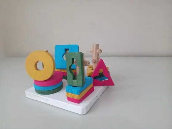 Torres de encaixe com figuras geométricas