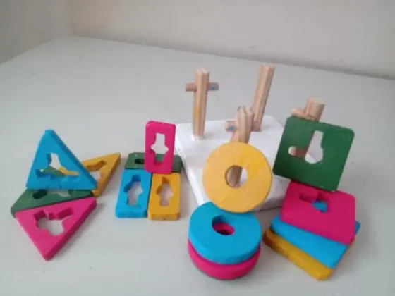 Torres de encaixe com figuras geométricas