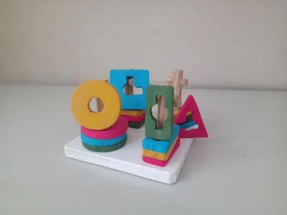 Torres de encaixe com figuras geométricas