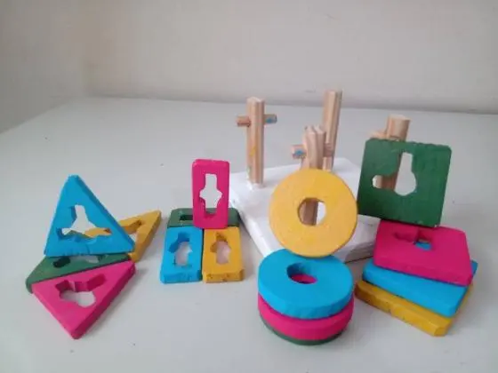 Torres de encaixe com figuras geométricas