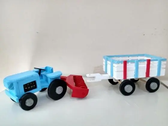 Trator, reboque e arado de brinquedo em madeira