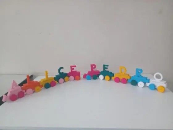 Trenzinho pedagógico personalizado (com o nome) de madeira