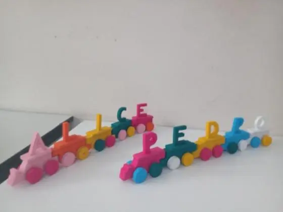 Trenzinho pedagógico personalizado (com o nome) de madeira