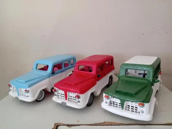 Réplicas da Rural Willys (em madeira)