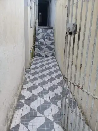Vende-se uma casa adaptada para 3 Famílias