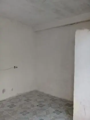 Vende-se uma casa adaptada para 3 Famílias