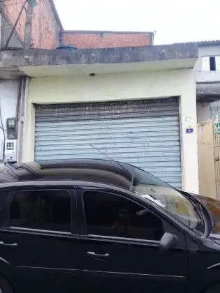 Vende-se uma casa adaptada para 3 Famílias