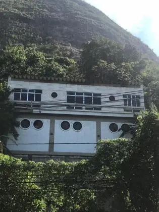VENDO BELÍSSIMO CASARÃO TRIPLEX ESTRADA DOS BANDEIRANTES  - VARGEM PEQUENA 300m2 OU PERMUTO POR CAMPOS OU VITÓRIA ES