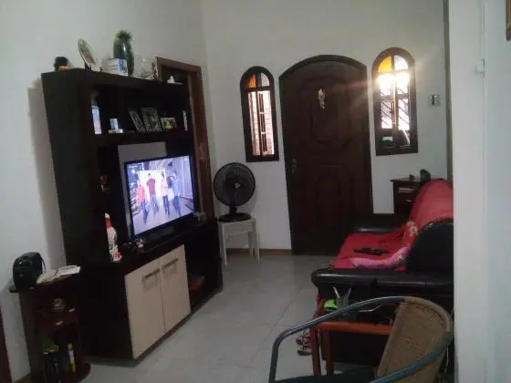 Vendo lindo sobrado com 2 casas reformadas no bairro do Paraíso - São Gonçalo, quintal e 1 vaga ou permuto por Volta Redonda