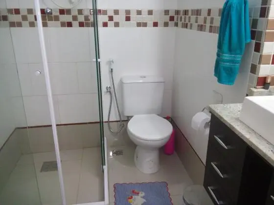 Vendo lindo sobrado com 2 casas reformadas no bairro do Paraíso - São Gonçalo, quintal e 1 vaga ou permuto por Volta Redonda