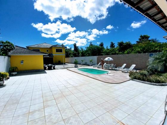 Lindíssima casa em Itaipuaçu - Maricá com 5 qts,sendo 4 suítes,2 salas,hidromassagem e piscina,3 vagas,aceito permuta RO ou Icaraí
